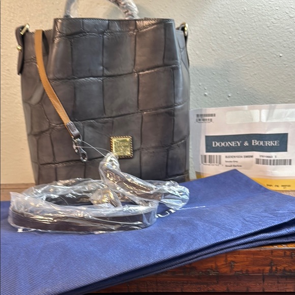 LAST CALL for this Dooney & Bourke Gray Croc-Embossed Shoulder Bag NWT - Picture 4 of 12